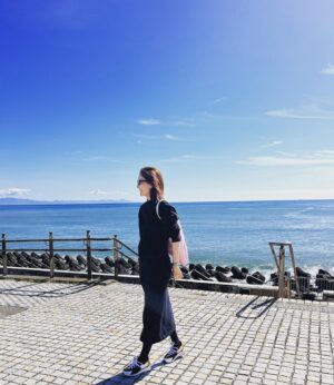 Natsuki Harada Instagram - 最高すぎる🌞

昨日までの雪模様が嘘のよう。
コートはもういらない。

静岡の海沿いなう。

セットアップ　@synetokyo_official ✖️ @akinyc 

もうこのスエットセットアップはどれだけ着てる！？ってくらい😂帰省や旅行は必ず持ってくる🥹白と黒両方持ってます。
スニーカー　@pierrehardy 

良い休日を❤️
