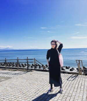 Natsuki Harada Instagram - 最高すぎる🌞

昨日までの雪模様が嘘のよう。
コートはもういらない。

静岡の海沿いなう。

セットアップ　@synetokyo_official ✖️ @akinyc 

もうこのスエットセットアップはどれだけ着てる！？ってくらい😂帰省や旅行は必ず持ってくる🥹白と黒両方持ってます。
スニーカー　@pierrehardy 

良い休日を❤️