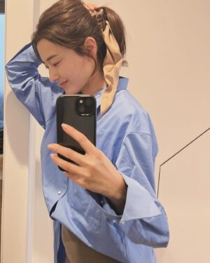 Natsuki Harada Instagram - @shuco.hair  @tressebyshuco 

のシュシュ🤎🤎🤎

ヘアアレンジがこんなに楽しくなるなんて思わなかった🥹
ちょこっとアイロンで巻いて　@ununu.beauty  のバームつけて

ポンっとポニーテールに巻くだけ😊
でも随分雰囲気が出るのでおすすめです。

@chaos_tokyo.jp のボーイフレンドシャツはとにかくお気に入り！週の2.3回は着てる😍バサっと羽織るだけでも決まるので。
@chaos_tokyo.jp  シルクコンミラノリブスカートも2年前に買いましたが季節を選ばずいつでも着られるのが👌