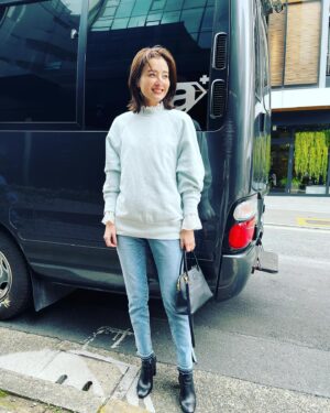 Natsuki Harada Instagram - 撮影おーわり！ @veryweb.jp 

スウェット　@blamink.official 
デニム　@redcardtokyo 
ブーツ　@prada 
バッグ　@hermes 

ヘアメイク　@tadatomo0505 初めましてのただともちゃん。
ロケは強風and極寒でしたがとってもハッピーな現場でしたとさ🥰

お疲れ様でした！

午後は母業がんばろう。