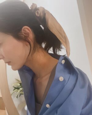Natsuki Harada Instagram - @shuco.hair  @tressebyshuco 

のシュシュ🤎🤎🤎

ヘアアレンジがこんなに楽しくなるなんて思わなかった🥹
ちょこっとアイロンで巻いて　@ununu.beauty  のバームつけて

ポンっとポニーテールに巻くだけ😊
でも随分雰囲気が出るのでおすすめです。

@chaos_tokyo.jp のボーイフレンドシャツはとにかくお気に入り！週の2.3回は着てる😍バサっと羽織るだけでも決まるので。
@chaos_tokyo.jp  シルクコンミラノリブスカートも2年前に買いましたが季節を選ばずいつでも着られるのが👌