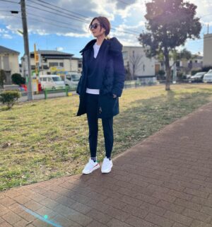 Natsuki Harada Instagram - 冷えますね⛄️
送迎スタイル。

coat @moncler 
knit @ebure_official 
jogger @lululemonjp 
私が愛してやまない　ルルのjogger何本目かな🤣3本は常備。DMで質問頂いてたのですがサイズは4です。

👟　@pierrehardy 
カジュアルな日も
ジュエリーは
@jewelilytokyo パールで❤️寒くて厚着になって重めな時も　パールは重宝します。