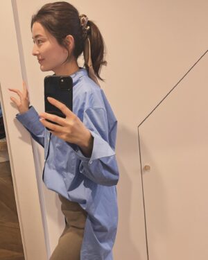 Natsuki Harada Instagram - @shuco.hair  @tressebyshuco 

のシュシュ🤎🤎🤎

ヘアアレンジがこんなに楽しくなるなんて思わなかった🥹
ちょこっとアイロンで巻いて　@ununu.beauty  のバームつけて

ポンっとポニーテールに巻くだけ😊
でも随分雰囲気が出るのでおすすめです。

@chaos_tokyo.jp のボーイフレンドシャツはとにかくお気に入り！週の2.3回は着てる😍バサっと羽織るだけでも決まるので。
@chaos_tokyo.jp  シルクコンミラノリブスカートも2年前に買いましたが季節を選ばずいつでも着られるのが👌