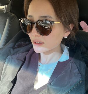 Natsuki Harada Instagram - 冷えますね⛄️
送迎スタイル。

coat @moncler 
knit @ebure_official 
jogger @lululemonjp 
私が愛してやまない　ルルのjogger何本目かな🤣3本は常備。DMで質問頂いてたのですがサイズは4です。

👟　@pierrehardy 
カジュアルな日も
ジュエリーは
@jewelilytokyo パールで❤️寒くて厚着になって重めな時も　パールは重宝します。