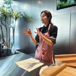 Natsuki Harada Instagram - お味噌講座で　身につけていた物の質問をDMに思いがけずたくさん　頂いて…🫶

シュシュ　私が何度かお仕事させていただいていて密かに大ファンの　@shuco.hair さんのプロデュースされている　　　　　　@tressebyshuco シュシュもカチューシャも可愛すぎて！オンラインで売り切れていて残念…と思っていたけれどたまたま　design worksの店舗で見つけて即購入。大人でも着けたい〜ってなるシュシュ。

お味噌仕込みの時に手を使いまくるので　必需品だなと感じていた　アームバンド。　@kurotobi___ でかわいい、袖アームバンドみたいなの見つけて購入。これはもう、大大大活躍。普段の家事の時も欠かせません。

エプロン　何枚かほしいほしいと思いながらなかなかコレってものに出会えず私のたった一枚のエプロン！笑　これも
@kurotobi___ で購入した　アースカラーエプロン　@earthcoloraprondesign という奈良の作家さんのエプロンだそうです🫶🫶🫶

私は @kurotobi___ さんの　キッチン小物が本当に好き。

ジュエリーは　@jewelilytokyo Vパールの、私とジュエリリートウキョウさんのコラボ商品です

ネイビーのニットセットアップは　@unitedarrows_official の六本木スペシャル