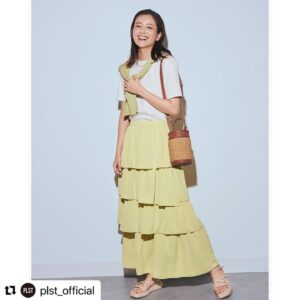 Natsuki Harada Instagram - #Repost @plst_official with @use.repost
・・・
【カジュアルコーデ】

夏のヘビロテアイテムのひとつ"白T"は、フリルが華やかなスカートを合わせるとドレスライクな魅力が加わります♡フレッシュなライムグリーンも、夏らしくて爽やかな印象に。

ペルヴィアンピマコットンコンパクトTシャツ
Color：WHITE / GRAY / BLACK / WINE
Size：S〜L
Price：¥5,990(tax in)

フリルレイヤードスカート
Color：GRAY / GREEN / NAVY
Size：S〜L
Price：¥11,000(tax in)

#PLST
#プラステ
#きちんとしていたい時の毎日服 
#白tコーデ 
#スカートコーデ 
#夏コーデ
#シンプルコーデ
#着回しコーデ
#カジュアルコーデ
