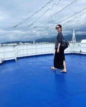 Natsuki Harada Instagram - 清水港クルーズ🛳️

運が良ければ🐬に会えるんですって。

風がきもちーーー　最高🌊
人を癒すものは自然なんだーーーーーって体感できる🌊

@chaos_tokyo.jp 
@lephil_official 
@loewe