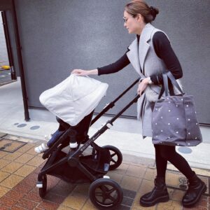 Natsuki Harada Instagram - ３人目に

ベビーストローラー👶新調。

1人目の時に迷いに迷った候補のひとつ（ベビーカー買う前に色んなメーカーのものを実際におして試しました😂）
@bugaboojapan 

ベビーカー選びは皆さんとても迷うと思うのですが…

私は操作性の良さ、ちょっとした段差やデコボコ道での滑りの良さを重視しています。
新生児が乗っていても安定していて安心できることも大切👶

そして、荷物の出し入れも簡単で沢山入るのも魅力🥹🥹🥹ベビーカーに乗るのは1人でも荷物は３人分なので😅
歩き始めてもなんだかんだ長く使うことになるので大事につかうぞー❤️
@bugaboojapan
#bugaboo 
#ad