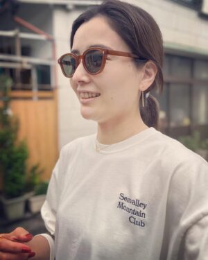 Natsuki Harada Instagram - @ayame_id 
新しいサングラス🕶
自分では選ぶことがなかなかないフレームなのですが、似合いそうですよ、と言われてつけて見たらしっくりきて❤️嬉しい😊

@affect_jp ピアス

@sea_japan  ロンT