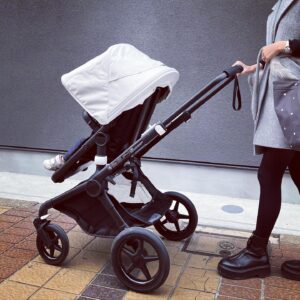 Natsuki Harada Instagram - ３人目に

ベビーストローラー👶新調。

1人目の時に迷いに迷った候補のひとつ（ベビーカー買う前に色んなメーカーのものを実際におして試しました😂）
@bugaboojapan 

ベビーカー選びは皆さんとても迷うと思うのですが…

私は操作性の良さ、ちょっとした段差やデコボコ道での滑りの良さを重視しています。
新生児が乗っていても安定していて安心できることも大切👶

そして、荷物の出し入れも簡単で沢山入るのも魅力🥹🥹🥹ベビーカーに乗るのは1人でも荷物は３人分なので😅
歩き始めてもなんだかんだ長く使うことになるので大事につかうぞー❤️
@bugaboojapan
#bugaboo 
#ad