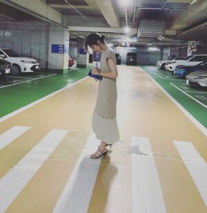 Natsuki Harada Instagram - 本日　@jewelilytokyo 
からも
大絶賛いただいた😆　ワンピース。

こんな大雨の日でもサラッと着れて　動きやすくて　大活躍でした👗 @elendeek 

一枚で　サラリときて　決まるワンピはやっぱりこれから楽ですねー🥰🥰🥰

いくつか夏に向けて　ワンピースを揃えています❤️

#ワンピース
#エレンディーク
#pr