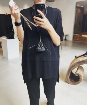 Natsuki Harada Instagram - @pieni_official 
@a_japani 

の展示会へ。

日本の馬具屋さんがつくった
バッグ。

デザイナーのあぶかわさんのお話しを聞いて
ものづくりの本質をチラッと覗き見させてもらった気がしました。そして、何事も時間のかかる活動であること。
これから歴史を積み重ねるものですぐに結果が見られなくて、私はそれを生きてる間に見られなくても　未来のために今を積み重ね、きちんと現在を生きること。
ふと…子育てみたい…と思ったり🫣

10年後の自分のバッグを想像できるか？

40歳を手前に　自分の人生を逆算したりして　だからこそ　ファッションでも、暮らしにまつわるものでも、なんでも本物を手に入れて　本物を知って　豪華にってことではなくて、豊かに暮らしたいなと思ったり。

思うように出来ないことも　もちろん多いけど　でも　自分がいいなって心ときめくものに逢える事はとても幸せなことだから　それを大切に🩷

ありがとう　@chizurutokimi 
　@pieni_official のバッグは驚くほど軽くて
サイズ違い2個持ちが私的には🎯
@a_japani の本革のバッグは置いた時の佇まいが美しく。眺めるだけで惚れ惚れ。バサっとおいても自立して荷物を取り出しやすいことが本当に機能的。

セットアップ　@lephil_official 
サンダル　@hermes 
🕶️ @ayame_id