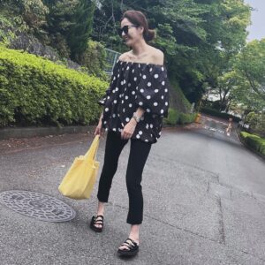 Natsuki Harada Instagram - 雨の日が多くて☂️
やんだ！と思ってもまた降る☂️

明日は休みだーーーー

金曜日お疲れさま。
みんなが寝静まる夜に辿り着くまで　頑張ろう🦄🦄🦄
TOPS＆サンダル
@unitedarrows_official 
パンツ
@chaos_tokyo.jp 

👜　@pionunnal イエローがお気に入り🤩