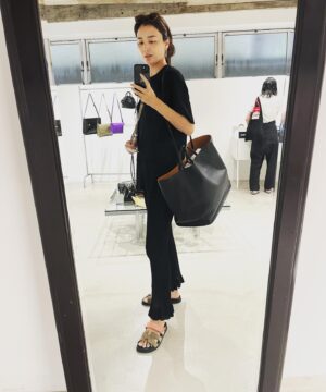 Natsuki Harada Instagram - @pieni_official 
@a_japani 

の展示会へ。

日本の馬具屋さんがつくった
バッグ。

デザイナーのあぶかわさんのお話しを聞いて
ものづくりの本質をチラッと覗き見させてもらった気がしました。そして、何事も時間のかかる活動であること。
これから歴史を積み重ねるものですぐに結果が見られなくて、私はそれを生きてる間に見られなくても　未来のために今を積み重ね、きちんと現在を生きること。
ふと…子育てみたい…と思ったり🫣

10年後の自分のバッグを想像できるか？

40歳を手前に　自分の人生を逆算したりして　だからこそ　ファッションでも、暮らしにまつわるものでも、なんでも本物を手に入れて　本物を知って　豪華にってことではなくて、豊かに暮らしたいなと思ったり。

思うように出来ないことも　もちろん多いけど　でも　自分がいいなって心ときめくものに逢える事はとても幸せなことだから　それを大切に🩷

ありがとう　@chizurutokimi 
　@pieni_official のバッグは驚くほど軽くて
サイズ違い2個持ちが私的には🎯
@a_japani の本革のバッグは置いた時の佇まいが美しく。眺めるだけで惚れ惚れ。バサっとおいても自立して荷物を取り出しやすいことが本当に機能的。

セットアップ　@lephil_official 
サンダル　@hermes 
🕶️ @ayame_id