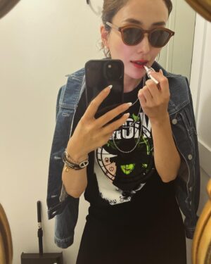 Natsuki Harada Instagram - @yslbeauty の　リップと　@inoui_jp のチークで気分あげ。

@chaos_tokyo.jp  Tシャツと　WHYNOT NOW?のGジャンと。

@ayame_id サングラス🕶️