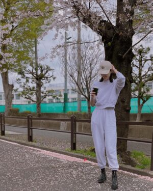 Natsuki Harada Instagram - おはようございます☀

まだもうちょっと桜は楽しめるかな🌸

@sea_japan のスウェットセットアップ＋キャップ

ブーツは　@therow 

春だからなのか　白やら薄いグレーやらベージュに惹かれる。

汚されたくないyo!😂😂😂😂