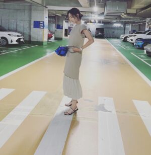 Natsuki Harada Instagram - 本日　@jewelilytokyo 
からも
大絶賛いただいた😆　ワンピース。

こんな大雨の日でもサラッと着れて　動きやすくて　大活躍でした👗 @elendeek 

一枚で　サラリときて　決まるワンピはやっぱりこれから楽ですねー🥰🥰🥰

いくつか夏に向けて　ワンピースを揃えています❤️

#ワンピース
#エレンディーク
#pr