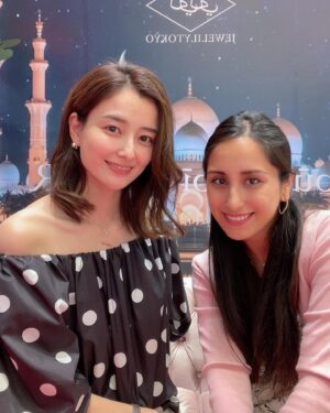 Natsuki Harada Instagram - 本日は　インスタライブ　@jewelilytokyo 
ありがとうございました。

またまた素敵になっている
大丸東京のポップアップ6/6まで
皆様是非是非足をお運びください🥰🥰

なんと　またまた　明日は10:00〜店頭にお邪魔いたします🤍🩵🤍🩵
遊びにいらしてくださいね。

本日ののトップスは
@unitedarrows_official  私が愛してやまない　アローズ六本木別注アイテム🥹🥹🥹
首周りと裾が　シュシューっとしぼれて大きさを調整できるのです。
そして洗濯機で洗える。かなり優秀アイテム。

@jewelilytokyo の素敵な社員の皆様と❤️