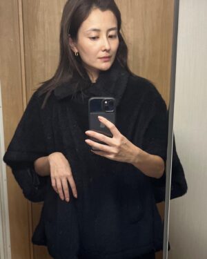 Natsuki Harada Instagram - 今年の　私の　冬のお供　その1️⃣

@maxmara  Black🖤🖤🖤

軽くてあったかい🐼

ピアスは　@jewelilytokyo 

今日ピアス以外アクセサリー忘れた🥹

ネイル💅は　@coco___ice___nail 短い爪にしたので　シンプルに🩷