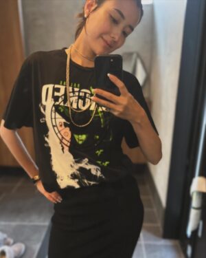 Natsuki Harada Instagram - ぐっもーにん。
連休明け　みなさん　頑張ってますか
私もTシャツでテンションあげてます

@chaos_tokyo.jp のヴィンテージTのもの。なかなかヴィンテージに手が伸びないのですが、これはとても欲しくなってゲット。
ミュージカル好きにはたまらない　wicked🧙

パールピアスは@jewelilytokyo  ロックなTとも相性良き🦄
ネックレスは　ナボナパールです。 @thestorebyc で数年前に買ったもの。

今日もよい一日にしましょう！