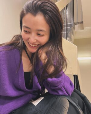 Natsuki Harada Instagram - 珍しいパープルのカーディガン🪻
@lephil_official 
丈感も首のV具合も絶妙で　かなりヘビロテ。