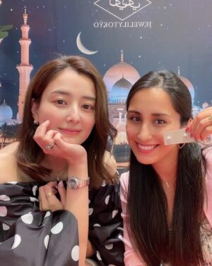 Natsuki Harada Instagram - 本日は　インスタライブ　@jewelilytokyo 
ありがとうございました。

またまた素敵になっている
大丸東京のポップアップ6/6まで
皆様是非是非足をお運びください🥰🥰

なんと　またまた　明日は10:00〜店頭にお邪魔いたします🤍🩵🤍🩵
遊びにいらしてくださいね。

本日ののトップスは
@unitedarrows_official  私が愛してやまない　アローズ六本木別注アイテム🥹🥹🥹
首周りと裾が　シュシューっとしぼれて大きさを調整できるのです。
そして洗濯機で洗える。かなり優秀アイテム。

@jewelilytokyo の素敵な社員の皆様と❤️