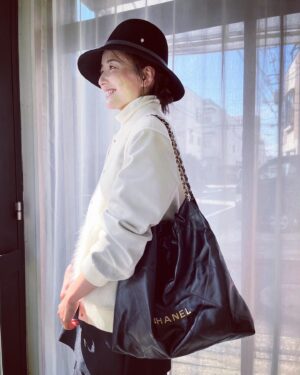 Natsuki Harada Instagram - 本日は撮影　@veryweb.jp 

少し昼間は寒さが緩んで嬉しかった❤️

jacket &ショートパンツ　@unitedarrows_official 
ブーツ　@therow 
帽子👒　@helen_kaminski 
bag @chanelofficial