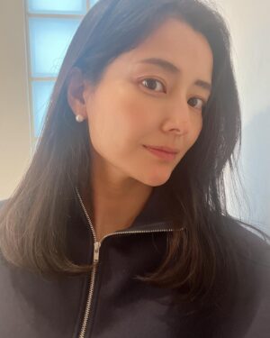 Natsuki Harada Instagram - 先日の　@jewelilytokyo  @jewelilytokyo_maria 
とも話していた　スウェットにパールコーデ💎💎💎

ひっさびさの
美容室
@shun_0824  引き続き　透明感ありなダークトーンで。
前髪に動きが欲しくて　顔周りを　作ってもらいました🥰

ひたすら　@shun_0824  犬という生き物の可愛さについて語り合った🐕　
いつもありがとう🥹🥹🙏🙏🙏