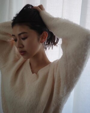 Natsumi Fujiwara Instagram - .
@ich_g26 のおかげで髪の毛すっきり◯
春が待ち遠しくて最近このニットばっか着てる🌸(単純)