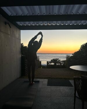 Natsumi Fujiwara Instagram - 南房総の @amane_stay へ。
.
ちょうどサンセットタイムに着いて、
お部屋から見る景色に感動...✨
フロントで選んだワインを軽く嗜んだり、ヨガしたり、
.
海にもすぐで、キッチンも広くて、もう天国かと🪽笑
.
お部屋でご飯を食べて露天風呂にも入って。
久しぶりにずっと海のそばでゆっくり過ごせて、
これ以上の幸せはないかもしれません。
もっともっと、自然の中に溶け込んでいたい、
.
(鼻声が驚く速度で治ったのはびっくりでした😳)
.
.
#南房総 #amane_stay #千葉trip #pr