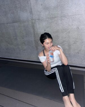 Natsumi Fujiwara Instagram - .
外での夜YOGAが気持ちいい季節🧘‍♀️
6/3（月）より新発売する代謝ウォーター『TURN』を飲んでみました！
.
ミネラルが豊富に含まれたsparkling waterで、
硬度1500mg/Lと、いわゆる"超"硬水とされてるけどすごく飲みやすかった！
運動してTURN飲んで相乗効果で代謝をサポートしていきたい❤️‍🔥
.
こちらの商品の誕生のきっかけは数年前の新型ウイルスが蔓延した際に製薬会社として何かできることはないか？と考え、着目したのが "代謝“ だったそう。
『ヒトの本来持つはたらきを強くし、健康に』という考えに強く共感しました🙏
.
日頃からたくさん水をたくさん飲むので、ちょっとずつTURNの割合を増やしてみようかなと◯
.
#pr #TURNsparklingwater #基礎代謝 #代謝ウォーター