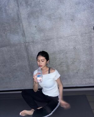 Natsumi Fujiwara Instagram - .
外での夜YOGAが気持ちいい季節🧘‍♀️
6/3（月）より新発売する代謝ウォーター『TURN』を飲んでみました！
.
ミネラルが豊富に含まれたsparkling waterで、
硬度1500mg/Lと、いわゆる"超"硬水とされてるけどすごく飲みやすかった！
運動してTURN飲んで相乗効果で代謝をサポートしていきたい❤️‍🔥
.
こちらの商品の誕生のきっかけは数年前の新型ウイルスが蔓延した際に製薬会社として何かできることはないか？と考え、着目したのが "代謝“ だったそう。
『ヒトの本来持つはたらきを強くし、健康に』という考えに強く共感しました🙏
.
日頃からたくさん水をたくさん飲むので、ちょっとずつTURNの割合を増やしてみようかなと◯
.
#pr #TURNsparklingwater #基礎代謝 #代謝ウォーター