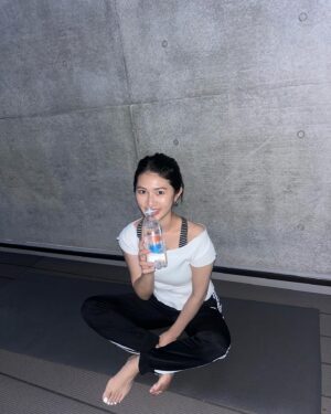 Natsumi Fujiwara Instagram - .
外での夜YOGAが気持ちいい季節🧘‍♀️
6/3（月）より新発売する代謝ウォーター『TURN』を飲んでみました！
.
ミネラルが豊富に含まれたsparkling waterで、
硬度1500mg/Lと、いわゆる"超"硬水とされてるけどすごく飲みやすかった！
運動してTURN飲んで相乗効果で代謝をサポートしていきたい❤️‍🔥
.
こちらの商品の誕生のきっかけは数年前の新型ウイルスが蔓延した際に製薬会社として何かできることはないか？と考え、着目したのが "代謝“ だったそう。
『ヒトの本来持つはたらきを強くし、健康に』という考えに強く共感しました🙏
.
日頃からたくさん水をたくさん飲むので、ちょっとずつTURNの割合を増やしてみようかなと◯
.
#pr #TURNsparklingwater #基礎代謝 #代謝ウォーター