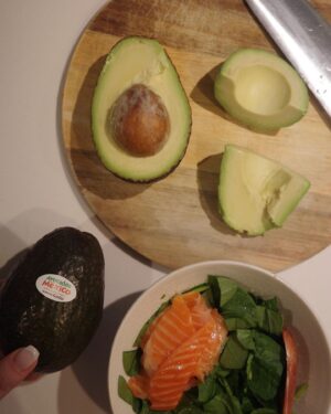 Natsumi Fujiwara Instagram - ジムに行く前に、
メキシコ産アボカドを使ってパッと作れる
サーモンアボカド丼を🍚
@love.avocadosfrommexico 
(玄米の上にサラダほうれん草で食物繊維と鉄分も◎)
.
メキシコ産アボカドは本当にクリーミーで美味しいし、腹持ちもばっちりです👌
アボカドの原産地はメキシコで、その品質は最高級♡

さらにアボカドはごぼうに匹敵するほど食物繊維が豊富！
腸活にもオススメのスーパーフード♡
.
@love.avocadosfrommexico では、メキシコ産アボカド他豪華賞品が当たるプレゼントキャンペーンを実施中！
賞品がすごい豪華なので是非チェックしてください🥑
.
@love.avocadosfrommexico
#メキシコ産アボカド 
#メキシコ #食べる美容液アボカド