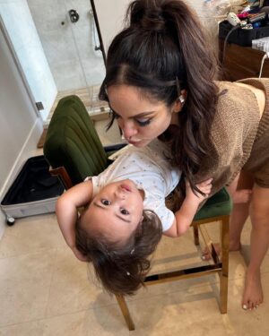 Natti Natasha Instagram - Todas las mamitas del mundo son especial por que nos dan VIDA. Todos los días las celebramos, como yo celebro haber tenido la bendición de tener a mi mejor amiga, mi mamita hermosa que nunca se rindió por tenerme y que trabaja fueelte para siempre hacerme feliz . Ella se desvive por ustedes como no se imaginan pero, yo soy la que maneja ese corazoncito como quiero , bueno y Pa también. Feliz día para tod@s mensaje aprobado por PA 💖😝 Cual es su momento favorito ? #happymothersday