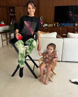 Natti Natasha Instagram - Todas las mamitas del mundo son especial por que nos dan VIDA. Todos los días las celebramos, como yo celebro haber tenido la bendición de tener a mi mejor amiga, mi mamita hermosa que nunca se rindió por tenerme y que trabaja fueelte para siempre hacerme feliz . Ella se desvive por ustedes como no se imaginan pero, yo soy la que maneja ese corazoncito como quiero , bueno y Pa también. Feliz día para tod@s mensaje aprobado por PA 💖😝 Cual es su momento favorito ? #happymothersday