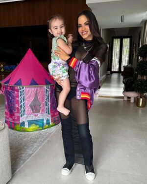 Natti Natasha Instagram - Todas las mamitas del mundo son especial por que nos dan VIDA. Todos los días las celebramos, como yo celebro haber tenido la bendición de tener a mi mejor amiga, mi mamita hermosa que nunca se rindió por tenerme y que trabaja fueelte para siempre hacerme feliz . Ella se desvive por ustedes como no se imaginan pero, yo soy la que maneja ese corazoncito como quiero , bueno y Pa también. Feliz día para tod@s mensaje aprobado por PA 💖😝 Cual es su momento favorito ? #happymothersday
