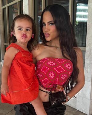 Natti Natasha Instagram - Todas las mamitas del mundo son especial por que nos dan VIDA. Todos los días las celebramos, como yo celebro haber tenido la bendición de tener a mi mejor amiga, mi mamita hermosa que nunca se rindió por tenerme y que trabaja fueelte para siempre hacerme feliz . Ella se desvive por ustedes como no se imaginan pero, yo soy la que maneja ese corazoncito como quiero , bueno y Pa también. Feliz día para tod@s mensaje aprobado por PA 💖😝 Cual es su momento favorito ? #happymothersday