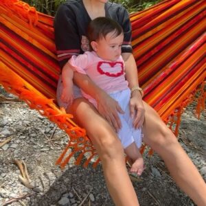 Natti Natasha Instagram - Todas las mamitas del mundo son especial por que nos dan VIDA. Todos los días las celebramos, como yo celebro haber tenido la bendición de tener a mi mejor amiga, mi mamita hermosa que nunca se rindió por tenerme y que trabaja fueelte para siempre hacerme feliz . Ella se desvive por ustedes como no se imaginan pero, yo soy la que maneja ese corazoncito como quiero , bueno y Pa también. Feliz día para tod@s mensaje aprobado por PA 💖😝 Cual es su momento favorito ? #happymothersday