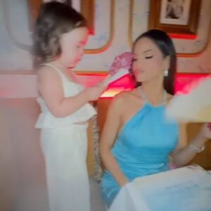 Natti Natasha Instagram - Todas las mamitas del mundo son especial por que nos dan VIDA. Todos los días las celebramos, como yo celebro haber tenido la bendición de tener a mi mejor amiga, mi mamita hermosa que nunca se rindió por tenerme y que trabaja fueelte para siempre hacerme feliz . Ella se desvive por ustedes como no se imaginan pero, yo soy la que maneja ese corazoncito como quiero , bueno y Pa también. Feliz día para tod@s mensaje aprobado por PA 💖😝 Cual es su momento favorito ? #happymothersday