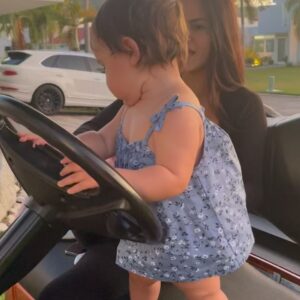 Natti Natasha Instagram - Todas las mamitas del mundo son especial por que nos dan VIDA. Todos los días las celebramos, como yo celebro haber tenido la bendición de tener a mi mejor amiga, mi mamita hermosa que nunca se rindió por tenerme y que trabaja fueelte para siempre hacerme feliz . Ella se desvive por ustedes como no se imaginan pero, yo soy la que maneja ese corazoncito como quiero , bueno y Pa también. Feliz día para tod@s mensaje aprobado por PA 💖😝 Cual es su momento favorito ? #happymothersday