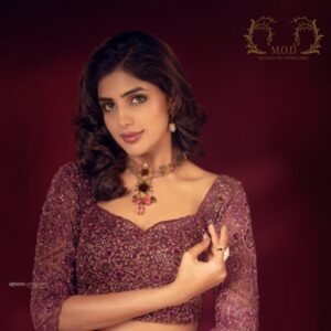 Navami Gayak Instagram - Brand @m.o.dsignature , @t.and.msignature 
Makeup @shari_naressh_makeup 
📸 @aghoshvyshnavam_avm 
🤍

#happiness #love #trending #makeuplook #makeupartist #happy