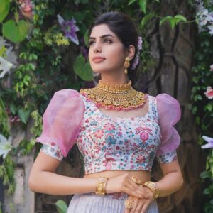 Navami Gayak Instagram - 🤍
👗 @haan_tomfashionstylist 
💄 @rameshkannanmakeupartist 
@maharajika_gold_and_diamonds 

#flowers #jewelry #addshoot🎥 #instadaily #instapost😊