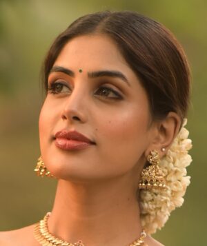 Navami Gayak Instagram - My🤍
💄 @shari_naressh_makeup 
📸 @aghoshvyshnavam_avm
💍  @cassa_signature
#navamigayak #navami #navami❤️ #navamigayak❤️