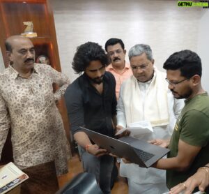 Naveen Shankar Instagram - ನೀವು ಕೊಟ್ಟ ಸಮಯಕ್ಕೆ ,ನಿಮ್ಮ ಪ್ರೋತ್ಸಹಕ್ಕೆ ಧನ್ಯವಾದಗಳು 
🙏🏾
#kshetrapathi 
@siddaramaiah_official @bsybjp