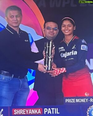 Naveen Shankar Instagram - Rrrrr….Ccccc….Bbbbb… 🫶
#rcbcampion2024
@royalchallengersbangalore @shreyanka_patil31 ಬೆಂಕಿ 🔥