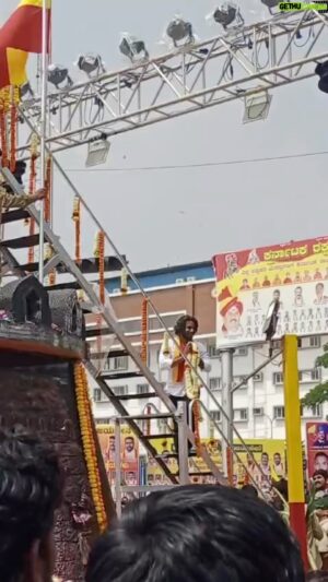 Naveen Shankar Instagram - ಕನ್ನಡ ಹಬ್ಬ 
ವೀರಭೂಮಿ ಬೆಳಗಾವಿಯಲ್ಲಿ ತಾಯಿ ಚನ್ನಮ್ಮರಿಗೆ ಗೌರವ ಅರ್ಪಿಸಿದ ಸಮಯ 🙏🏾

ಸೇರಿದ್ದ ಕನ್ನಡ ಮನಸುಗಳಿಗೆ ಮತ್ತು ತೋರಿಸಿದ ಪ್ರೀತಿಗೆ ನಾನು ಸದಾ ಚಿರಋಣಿ 🙏🏾