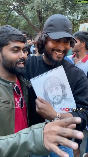 Naveen Shankar Instagram - ನಾ ನಿನಗೆ..ನೀ ಎನಗೆ ಕಲೆ ❤️ @shivakumar_kandikere 
@naveen.shankar.98 

#art #livesketch #naveenshankar #naveenshankarfans. #speedsketch #speedart  #chitrasante #bangalore #kfi #kshetrapathi #salaar #ckp #trendingreels #trendingart #kgfmotherbgm #uttarakarnataka #hubbali #belagavi #viralvideos #mysore #kannadasongs #melodysongs