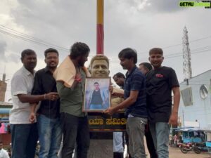 Naveen Shankar Instagram - ಯಲಬುರ್ಗಾ ಜನತೆಗೆ , ಪ್ರವೀಣ್ ಟಾಕೀಸ್ ನವರಿಗೆ ,ಅಪ್ಪು ಅಭಿಮಾನಿ ಬಳಗಕ್ಕೆ ,ರವಿ ಭಾರ್ಗವ  ರವರಿಗೆ ಧನ್ಯವಾದಗಳು 🙏🏾
@bhargav_hk #yalaburga