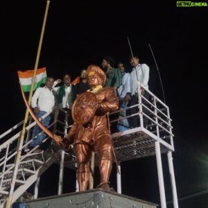 Naveen Shankar Instagram - ನನ್ನ ಹುಟ್ಟಿದೂರಿನ ಮೇಲೆ ಇರುವಷ್ಟೇ ಪ್ರೀತಿ ತಿಮ್ಮಾಪುರದಮೇಲೂ ಇದೆ. ಅಭಿಮಾನದಿಂದ ಬರಮಾಡಿಕೊಂಡಿದ್ದಕ್ಕೆ ಧನ್ಯವಾದಗಳು. ಪ್ರೀತಿಂದ ಶೂಟಿಂಗ್ ದಿನದಿಂದಲೂ ಜೊತೆಗಿರುವ ನಿಮ್ಮೆಲ್ಲರಿಗೂ ನಾನು ಸದಾ ಋಣಿ. ರಾಯಣ್ಣರ ಬದುಕು ನಮಗೆಲ್ಲ ಸ್ಪೂರ್ತಿಯಾಗಲಿ 🙏🏾